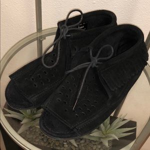 Minnetonka black suede open toe shoes